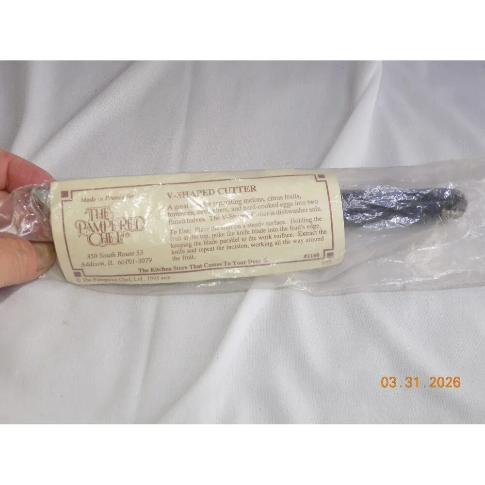Pampered Chef V Shaped Cutter w/ Paper New in plastic